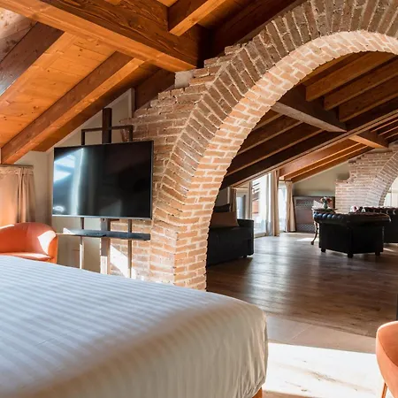 Pavillon Hotel *