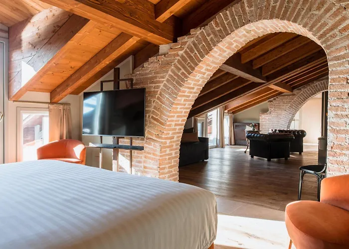 Pavillon Hotel *