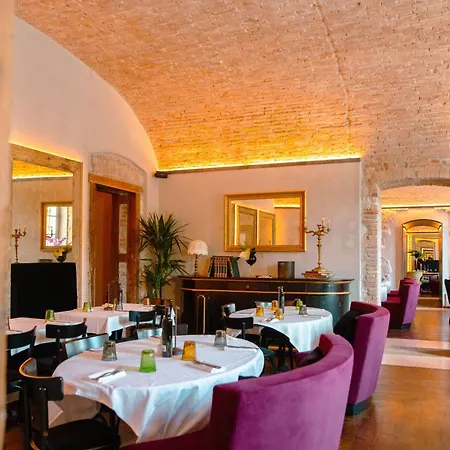 Pavillon Hotel *